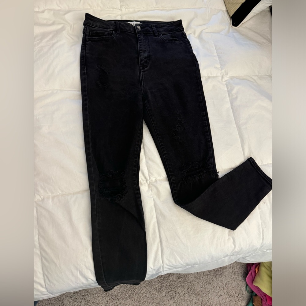 black distressed skinny jeans